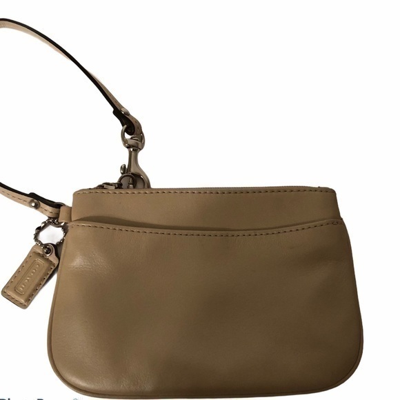 👛 COACH 👛 pearl leather wristlet